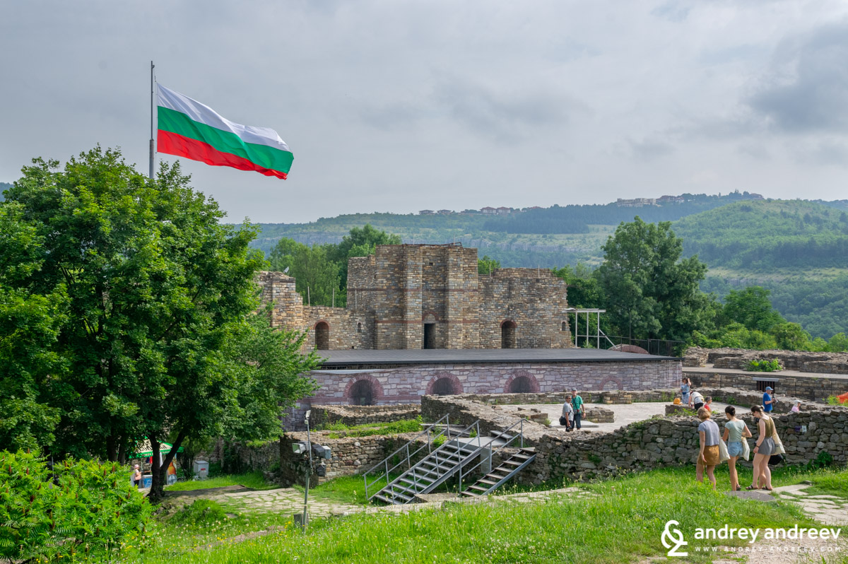 Останките и някои от възстановените части на дворцовия комплекс на Царевец